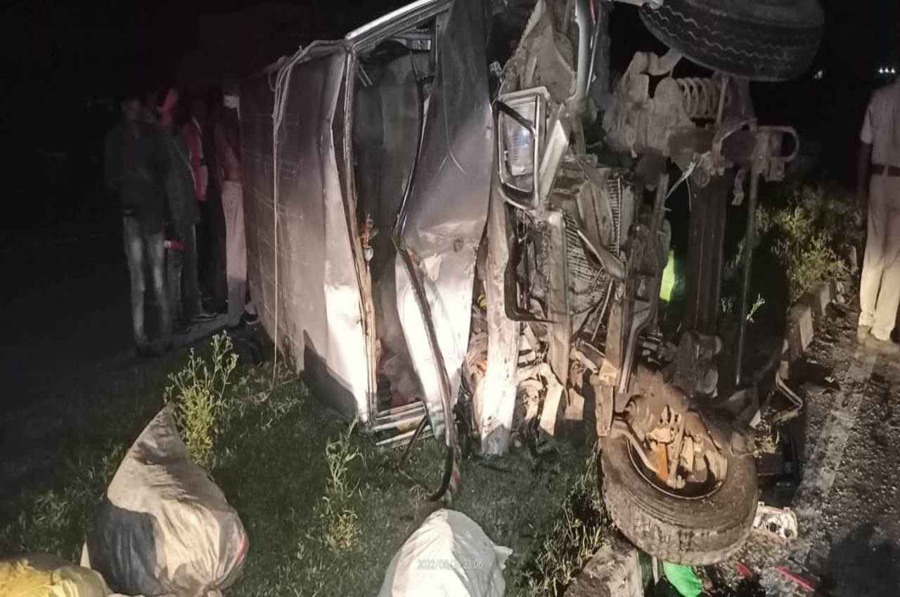 MP: मजदूरों से भरी बोलेरो को ट्रक ने मारी टक्कर, मौके पर एक की मौत, एक दर्जन से अधिक घायल