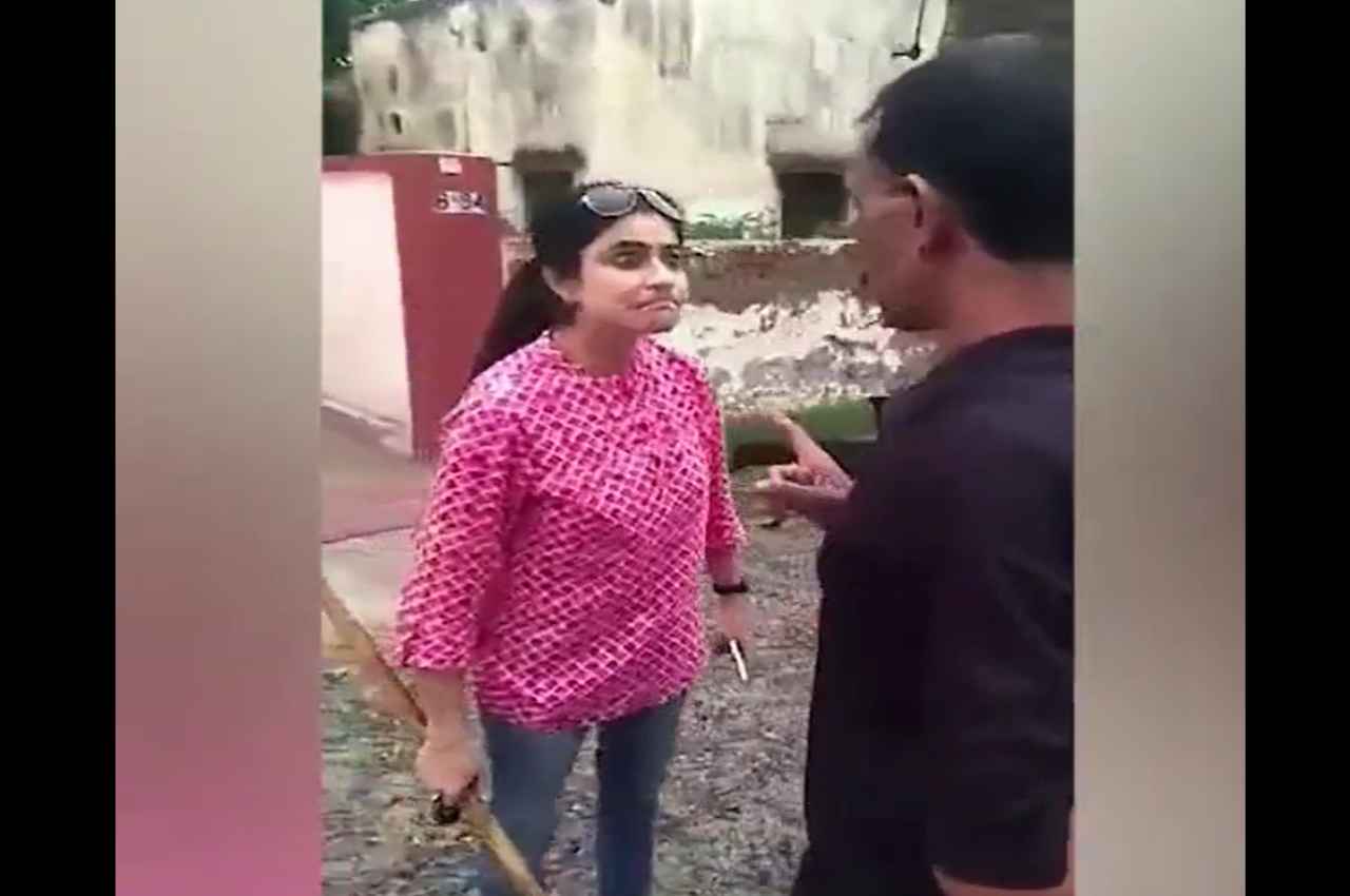 Viral Video: आगरा में महिला ने पूर्व सैनिक की डंडे से की पिटाई, गालियां भी दी, जानें क्या है मामला