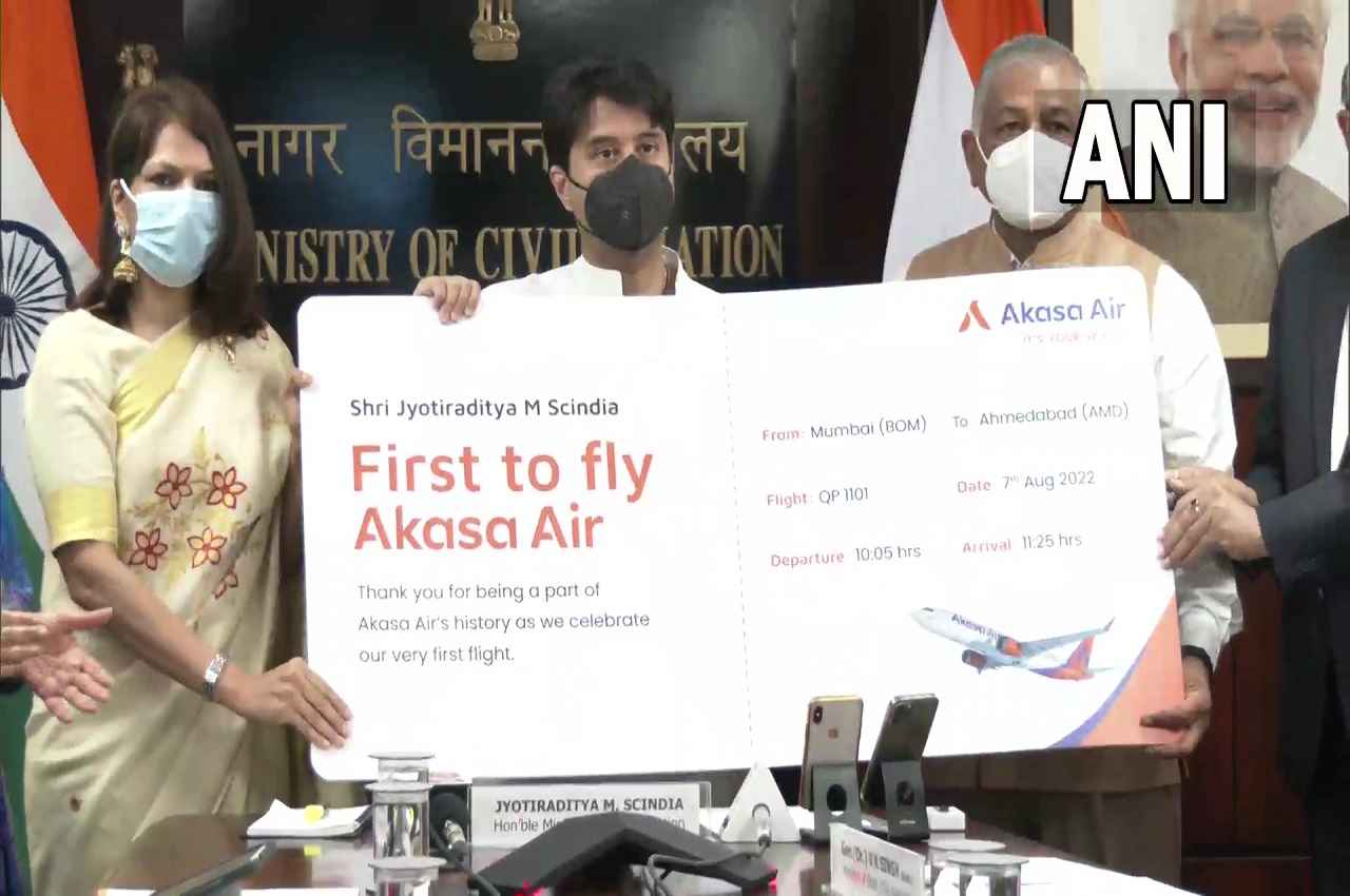 Akasa Air: आज से अकासा एयर का सफर शुरू, केंद्रीय मंत्री सिंधिया ने किया उद्घाटन