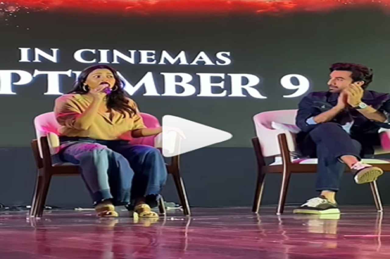 Brahmastra Promotion: 'केसरिया' को अपनी आवाज में गा रही थीं आलिया भट्ट,  एक टक निहारते रहे रणबीर