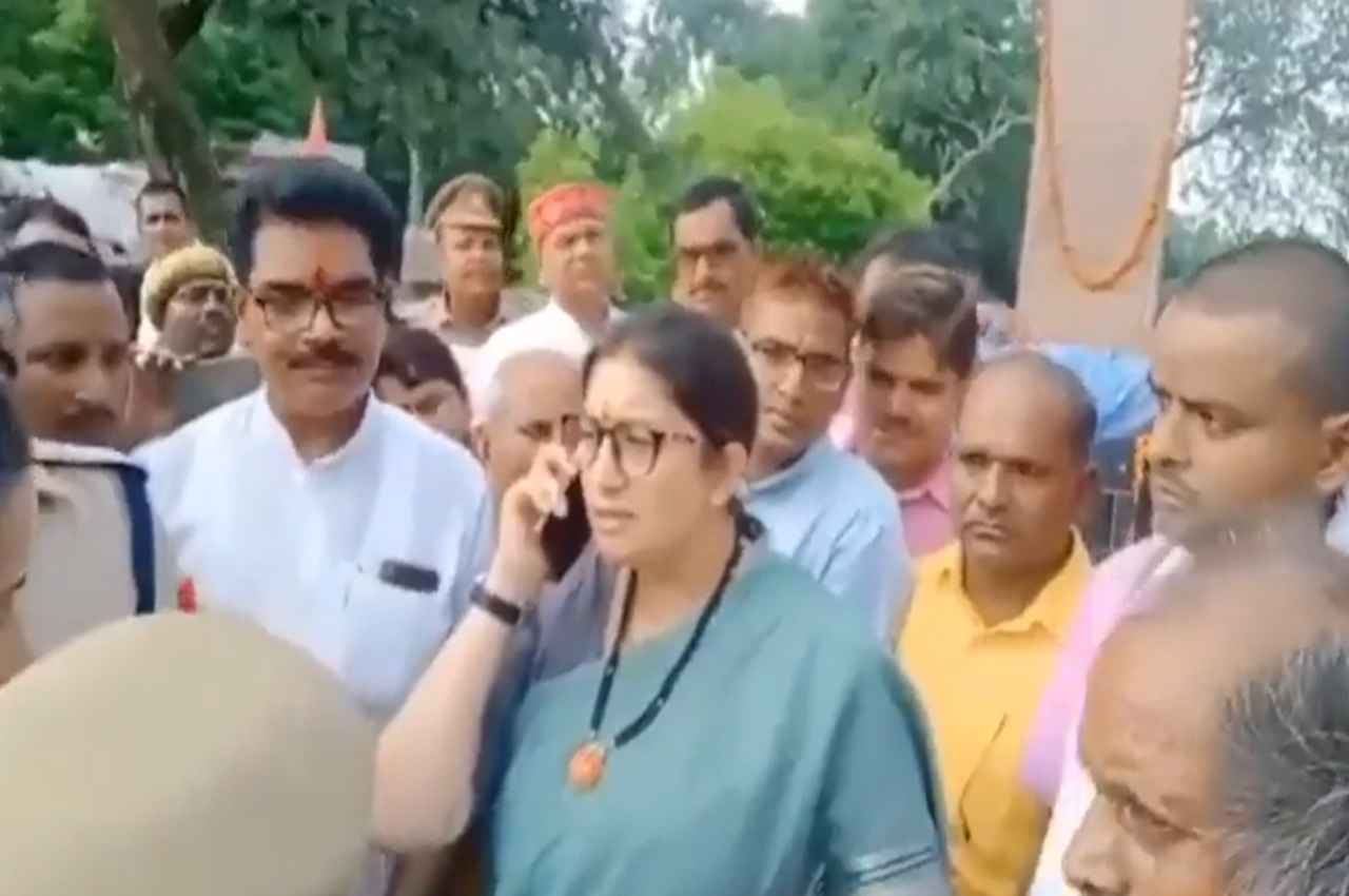 'हेलो दीपक जी, स्मृति ईरानी बोल रही हूं', फिर भी लेखपाल नहीं पहचाना, अब हुए जांच के आदेश