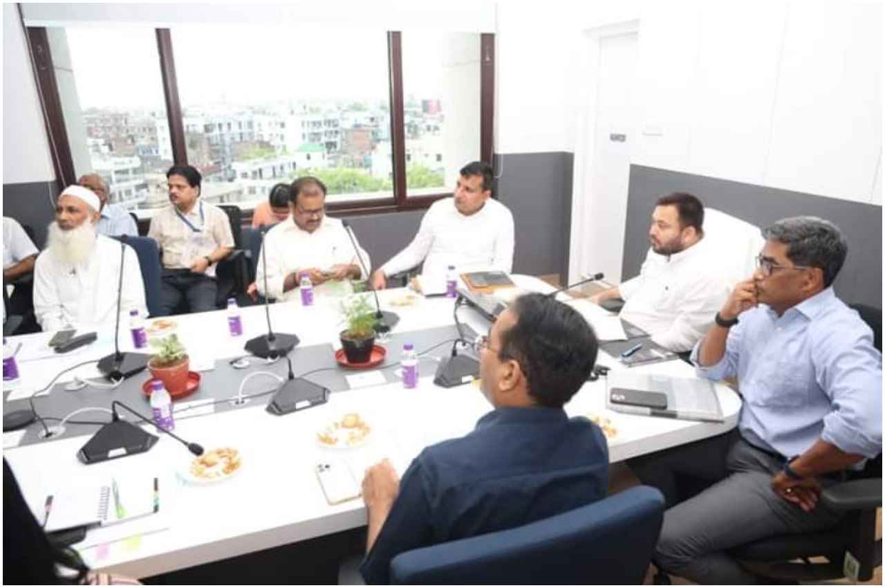 बिहार: तेज प्रताप के साथ दिखे थे जीजा, अब तेजस्वी और संजय यादव की तस्वीर आई सामने, बीजेपी ने उठाया सवाल