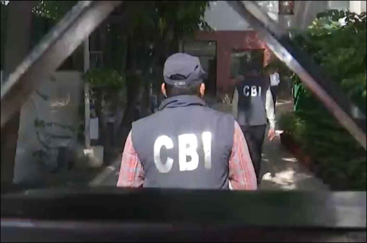 दिल्ली के उपमुख्यमंत्री सिसोदिया के घर CBI की छापेमारी, 'आप' का पलटवार- देश में अच्छा काम करने वालों को परेशान किया जाता है