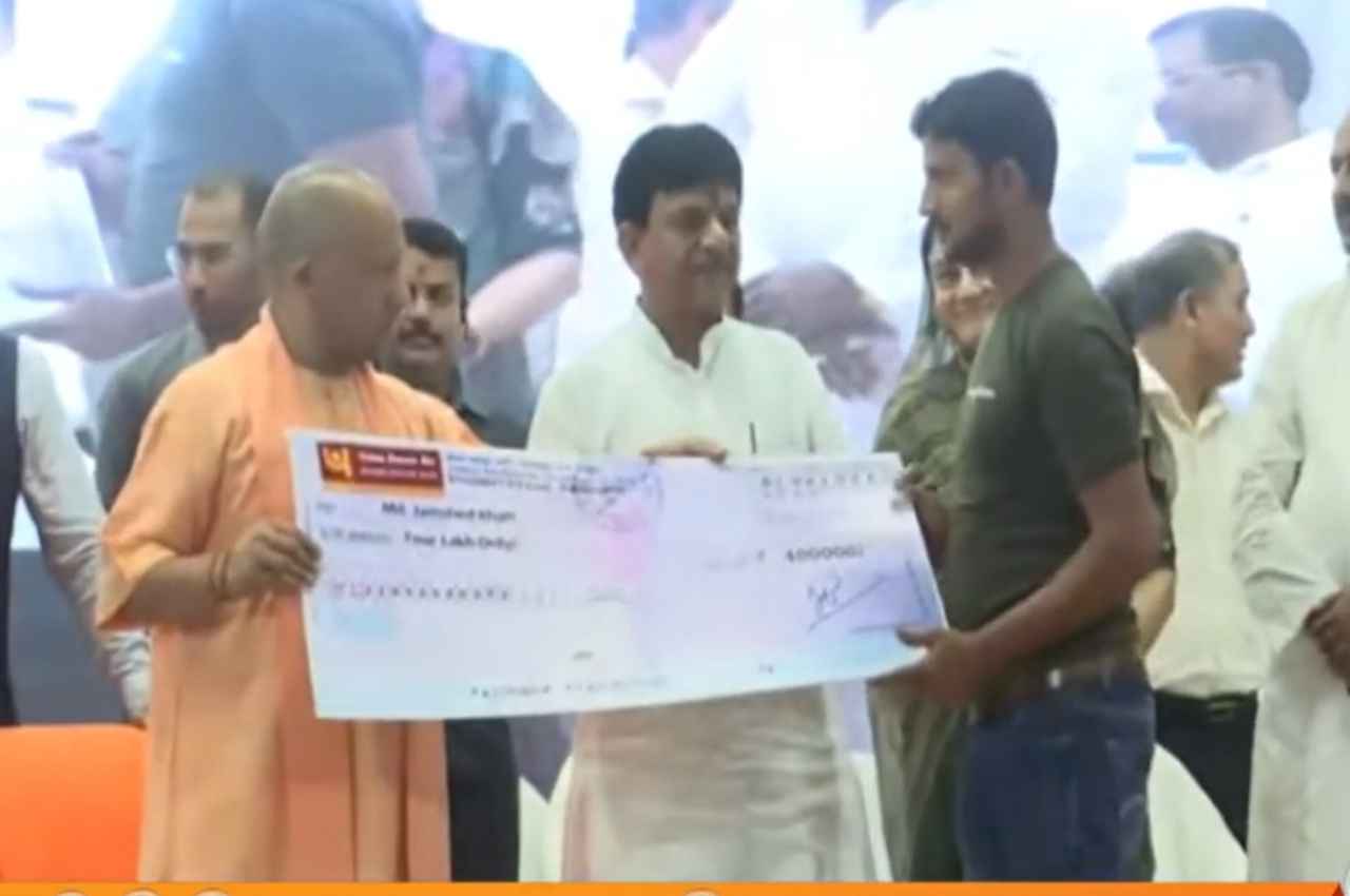 UP Employment Fair: मुख्यमंत्री योगी ने युवाओं को सौंपे नियुक्तिपत्र, साथ ही किया बड़ा एलान