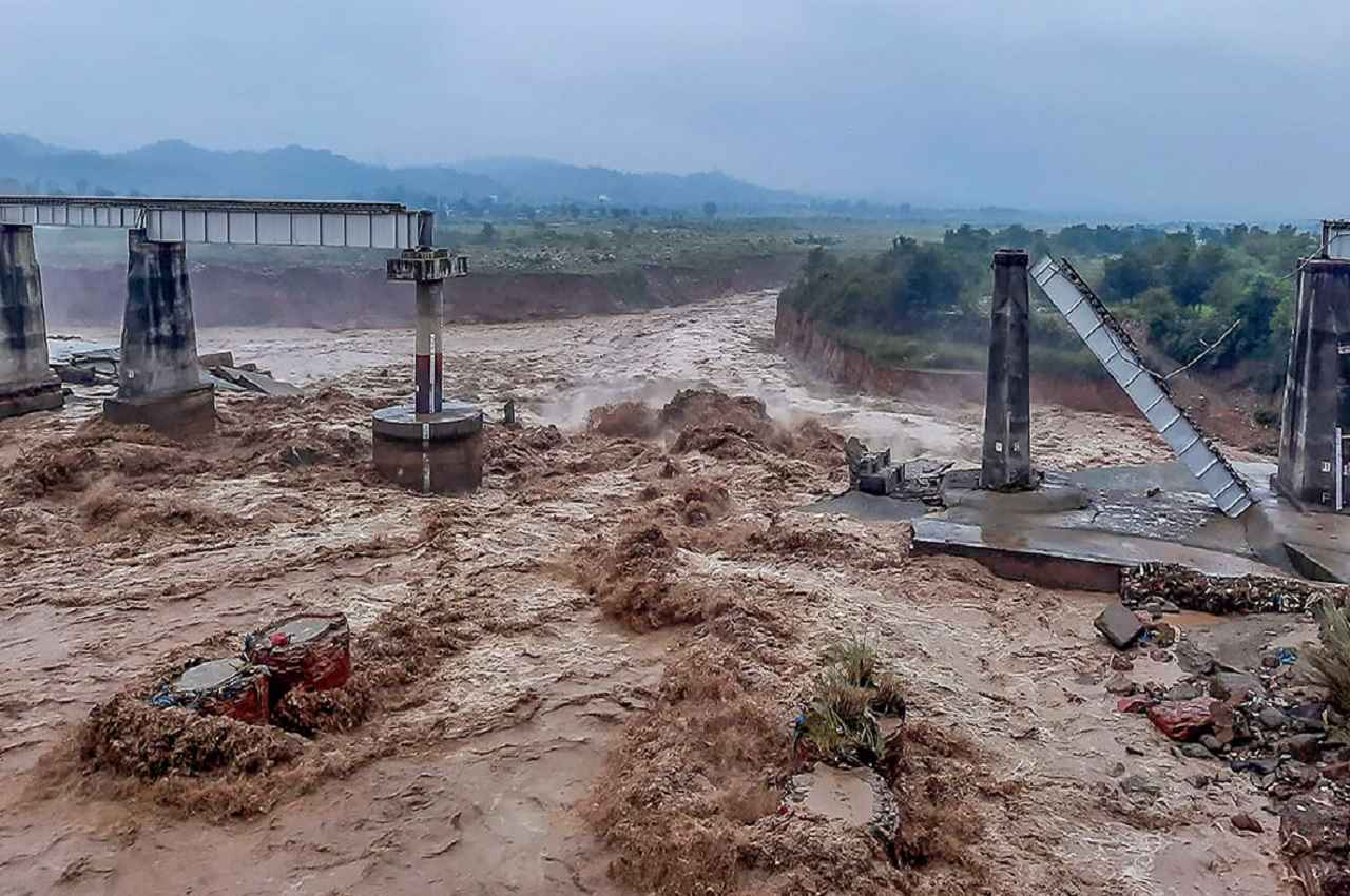 हिमाचल प्रदेश में बारिश और भूस्खलन से भारी तबाही, 22 लोगों की मौत, कई लापता