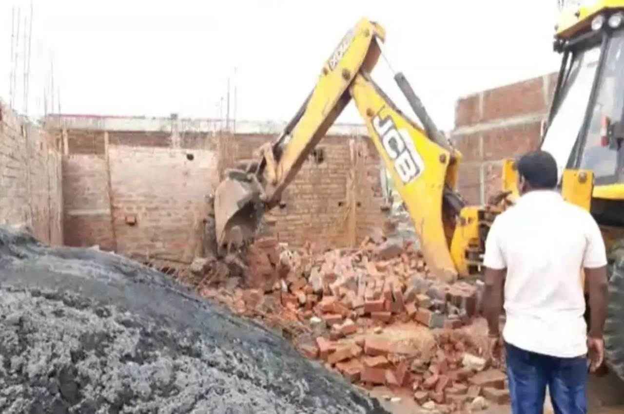 MP: अवैध निर्माण पर चला प्रशासन का बुलडोजर, 4 निर्माणाधीन मकानों को किया ध्वस्त