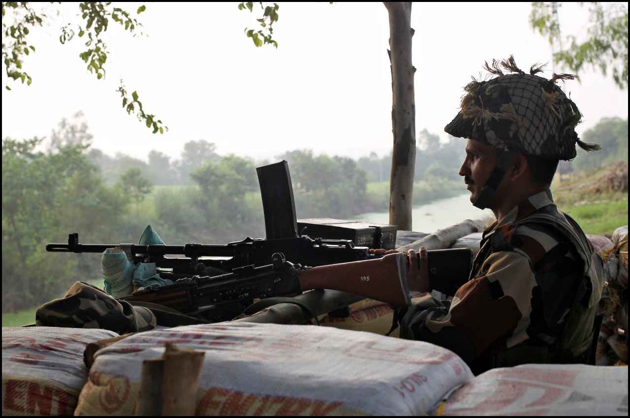 जम्मू-कश्मीर: सेना के बेस पर आतंकियों का आत्मघाती हमला नाकाम, दो आतंकी मारे गए, तीन जवान शहीद