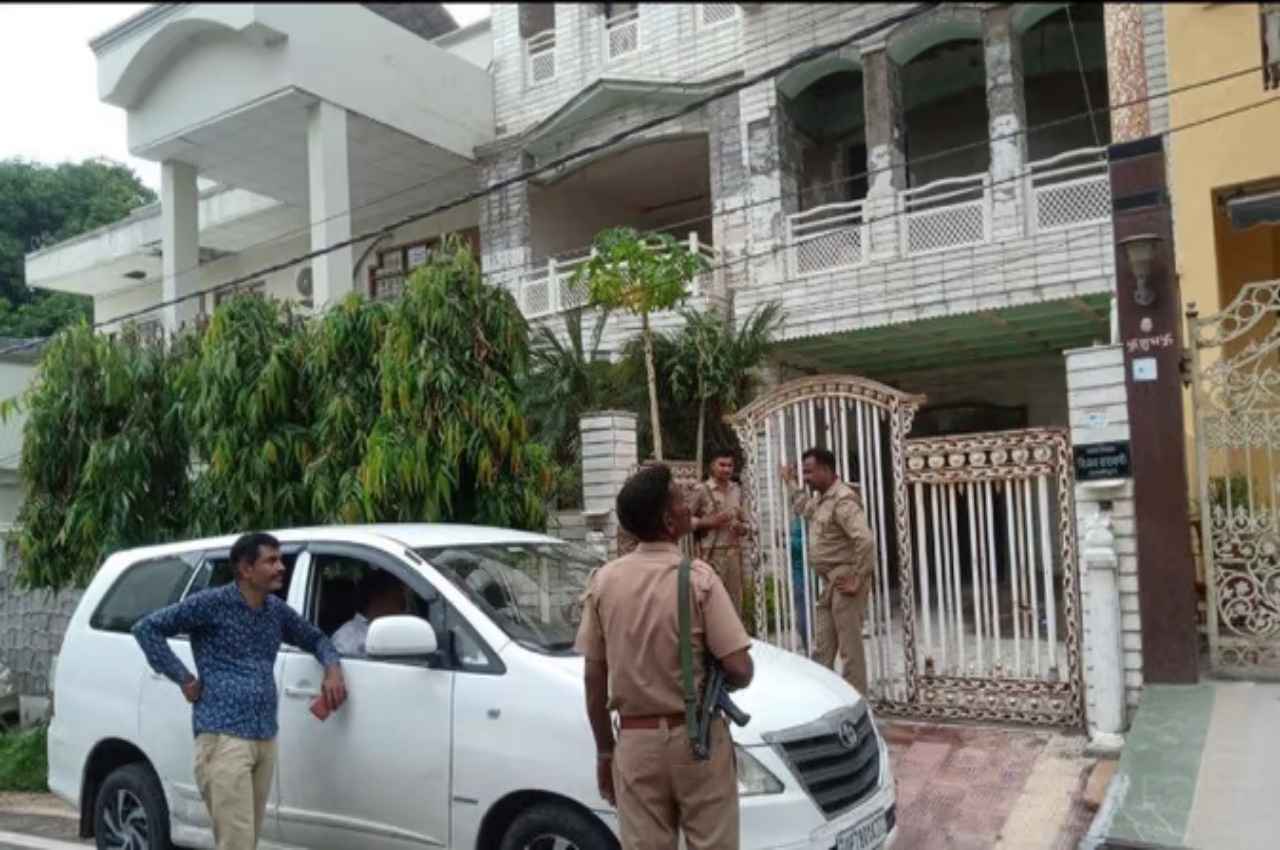 Income Tax Raid: झांसी में बड़ी कंस्ट्रक्शन कंपनी पर आईटी की रेड, कार्रवाई जारी