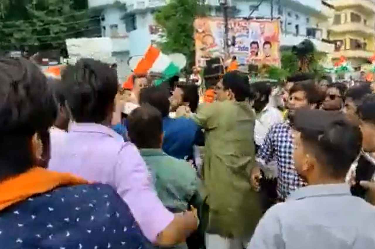 Kanpur News: तिरंगा यात्रा में भिड़े युवा, दोनों ओर से जमकर चले लात-घूंसे, देखें Video