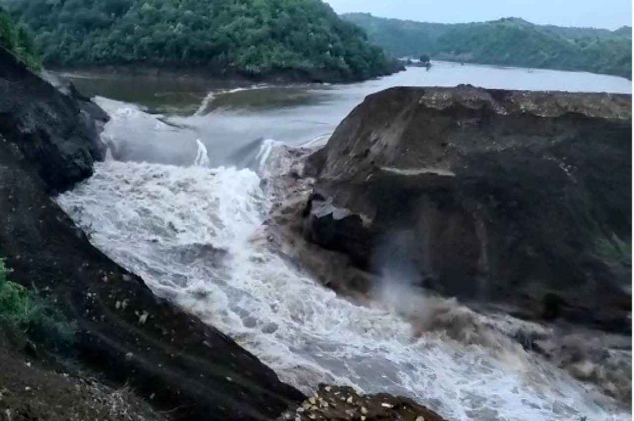 MP Breaking: धार का कारम बांध टूटा, तेजी से हो रहा पानी का रिसाव, कोई जनहानी नहीं