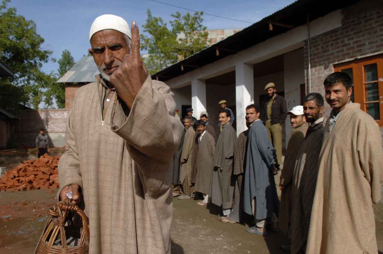 जम्मू-कश्मीर: चुनाव आयोग का बड़ा फैसला, बाहरी लोग भी डाल सकेंगे वोट