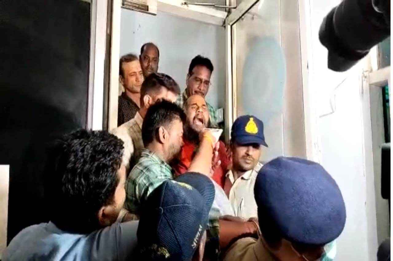 MP: रेप के आरोपी मिर्ची बाबा को कोर्ट में किया पेश, मिली ज्यूडिशियल रिमांड