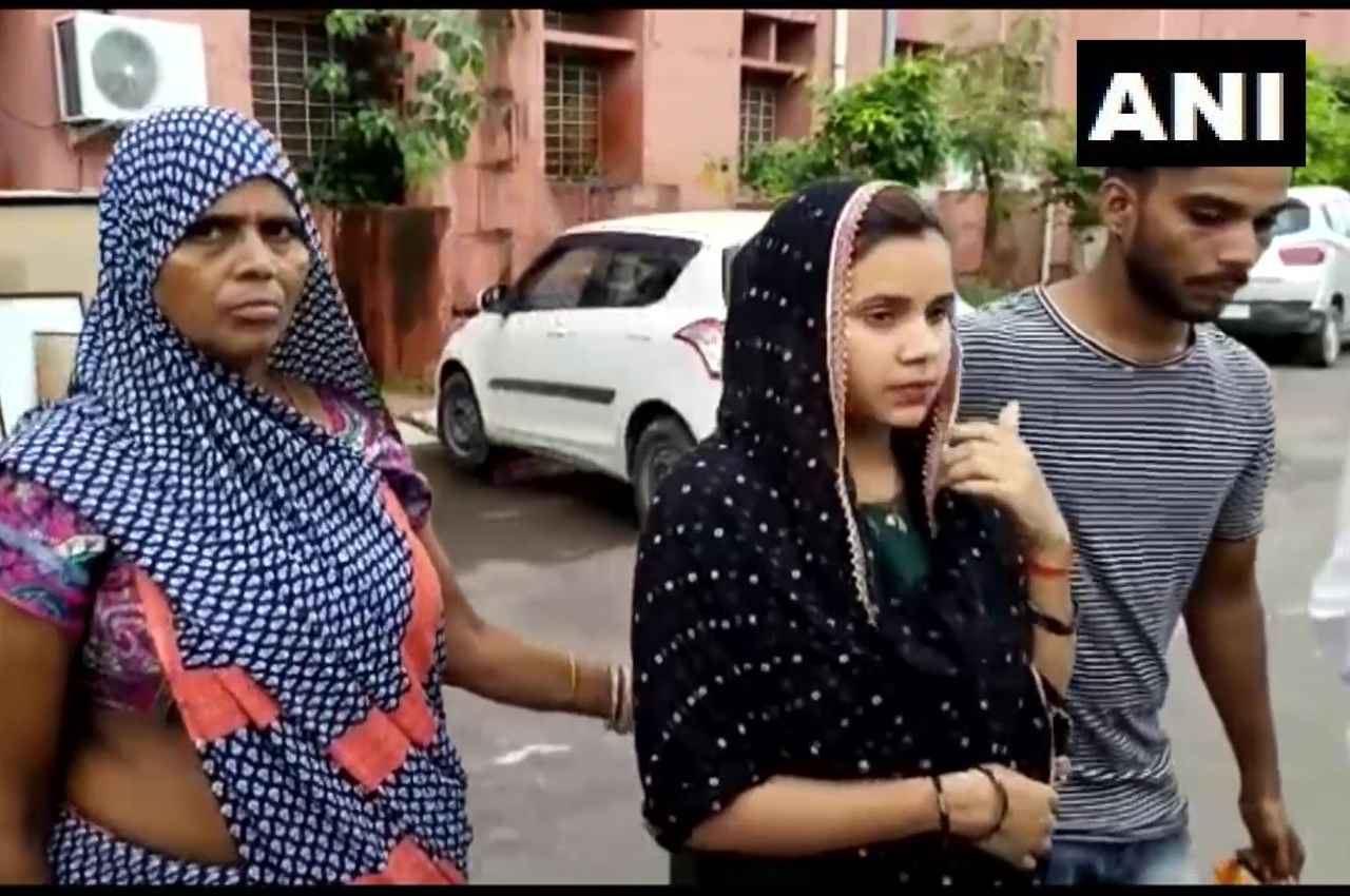 Rajasthan: हिन्दू लड़के से शादी करने पर बेटी की जान का दुश्मन बना बाप, दोनों की हत्या करने की कोशिश, देखें वीडियो