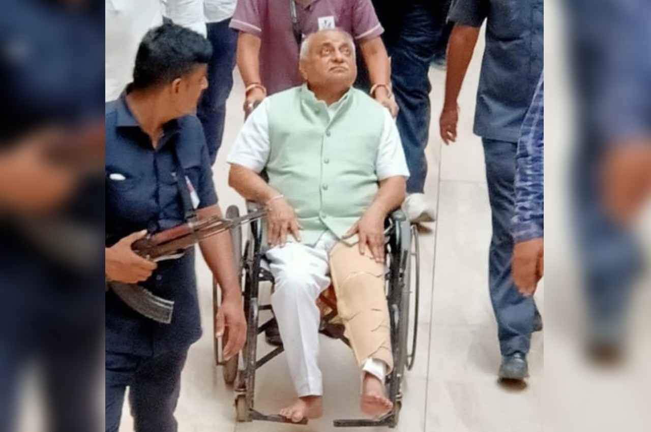 गुजरात: तिरंगा यात्रा के दौरान पूर्व CM नितिन पटेल को गाय ने मारा सींग, Video आया सामने