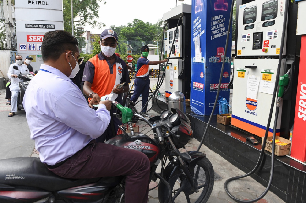 Petrol Diesel Price Today: पेट्रोल डीजल के दाम में आया बदलाव, जानिए अपने शहर का ताजा रेट
