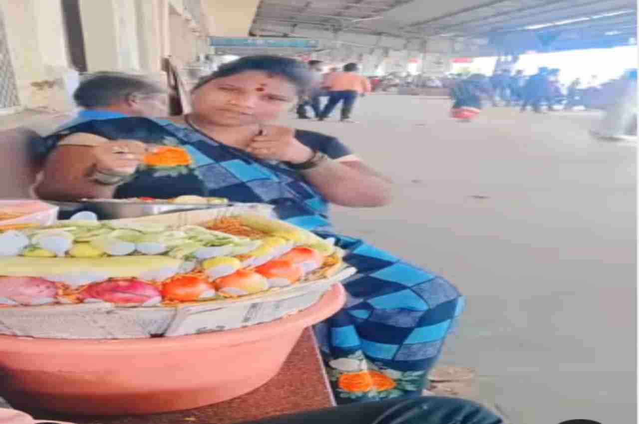 Viral Video: महिला ने भेलपुरी बेचते हुए दिखाया अपना गजब का टैलेंट, लोगों ने कहा- "वाह सुपर से ऊपर"