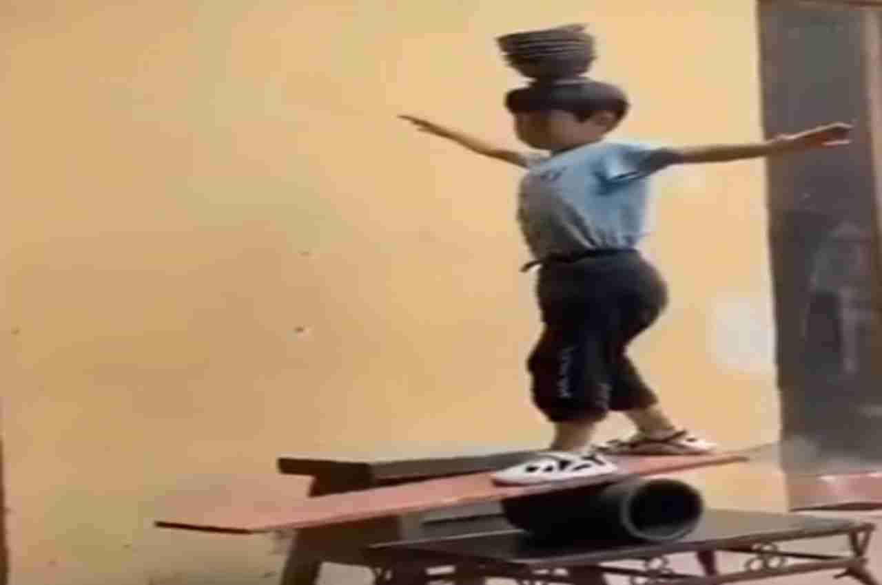 Viral Video: बच्चे ने खुद को किया ऐसे बैलेंस, देख यूजर्स को नहीं हो रहा आंखों पर भरोसा