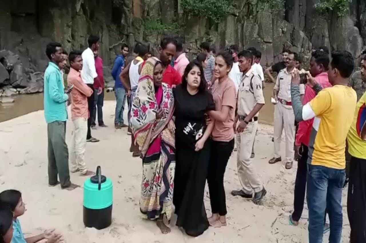MP: छत्तीसगढ़ में पिकनिक मनाने गए 7 लोग वाटरफॉल में डूबे, 6 की मौत