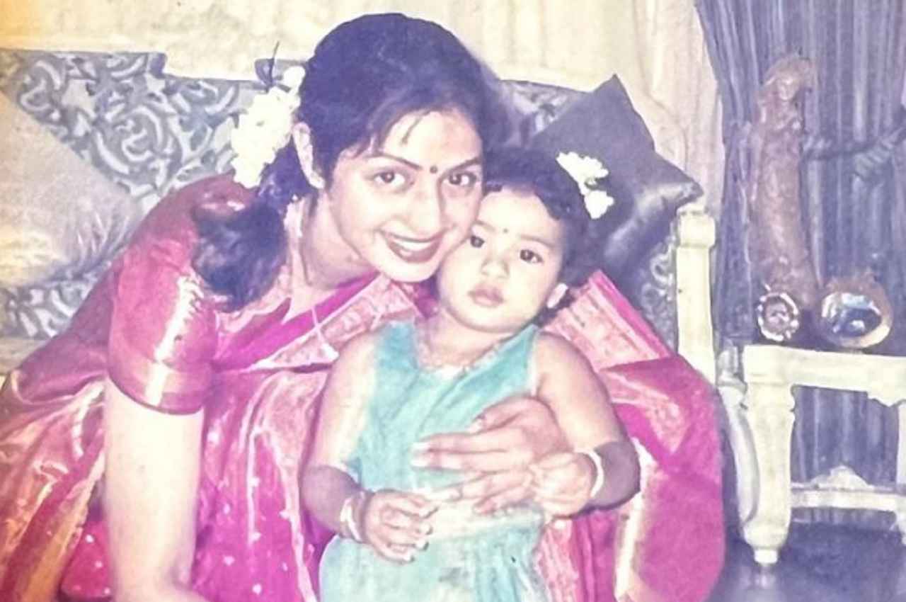 Sridevi Birth Anniversary: जान्हवी कपूर ने मां की याद में साझा की अनदेखी तस्वीर, लिखा ये नोट
