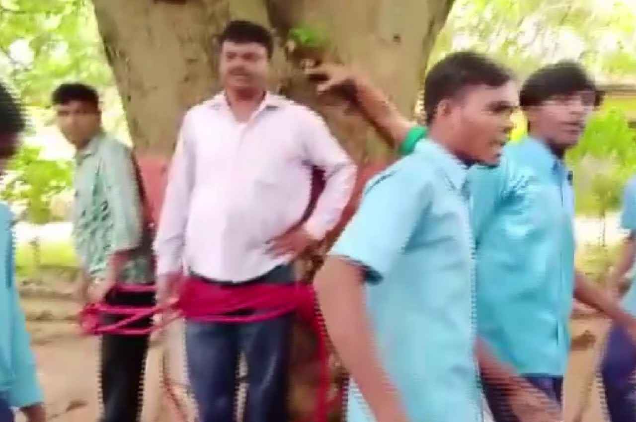 Video: 'जिंदगी से खिलवाड़ हुआ है भुगतना होगा...', छात्रों ने टीचर और स्टाफ को बांधकर पीटा, जानें पूरा मामला