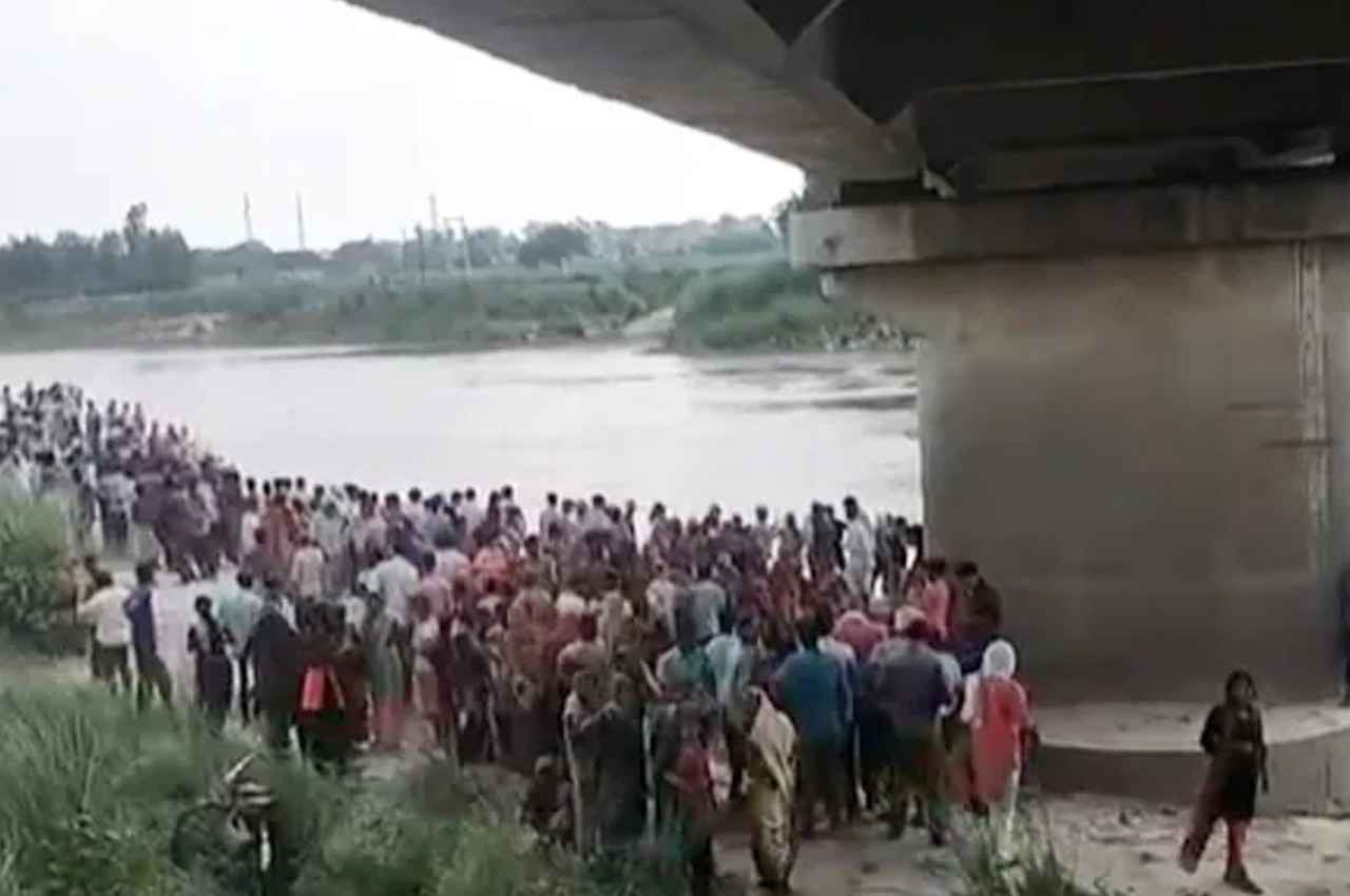 उत्तर प्रदेश: हरदोई में किसानों से भरी ट्रैक्टर-ट्रॉली नदी में गिरी, राहत बचाव कार्य जारी