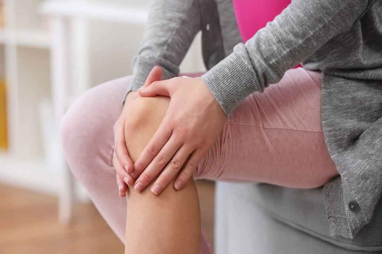 Joint Pain: जोड़ों के दर्द से तुरंत राहत दिलाता है ये तेल, घर पर ऐसे करें तैयार