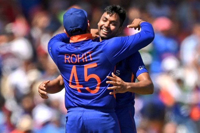 Untitled(4) Rohit Sharma happy with avesh khan
