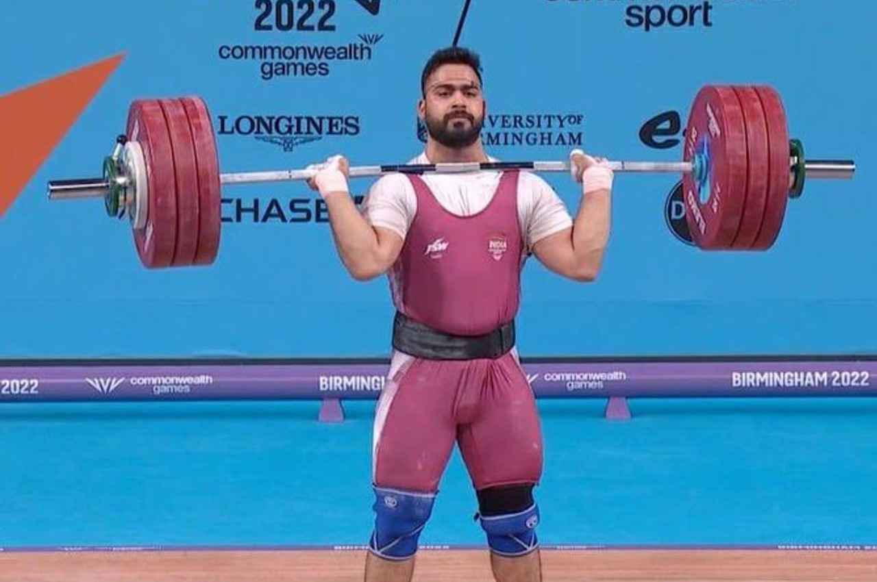 Vikas Thakur: मां के जन्मदिन पर बेटे ने तोहफे में दिया सिल्वर मेडल, CWG 2022 में पदक जीतने के बाद अब शादी करेंगे