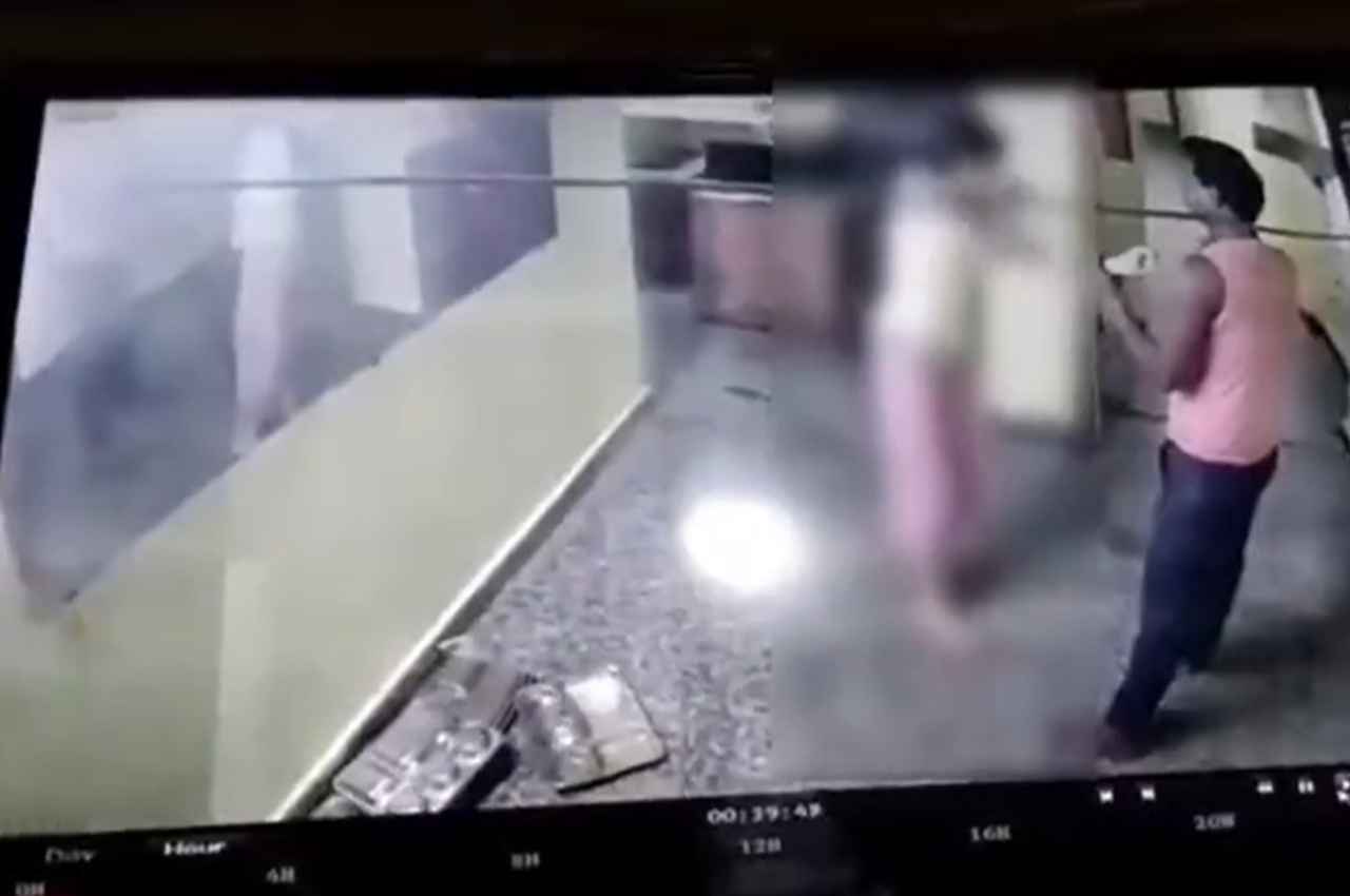 दिल्ली: निजी छात्रावास में गार्ड ने लड़कियों के साथ की छेड़छाड़, आक्रोशित करने वाला वीडियो वायरल