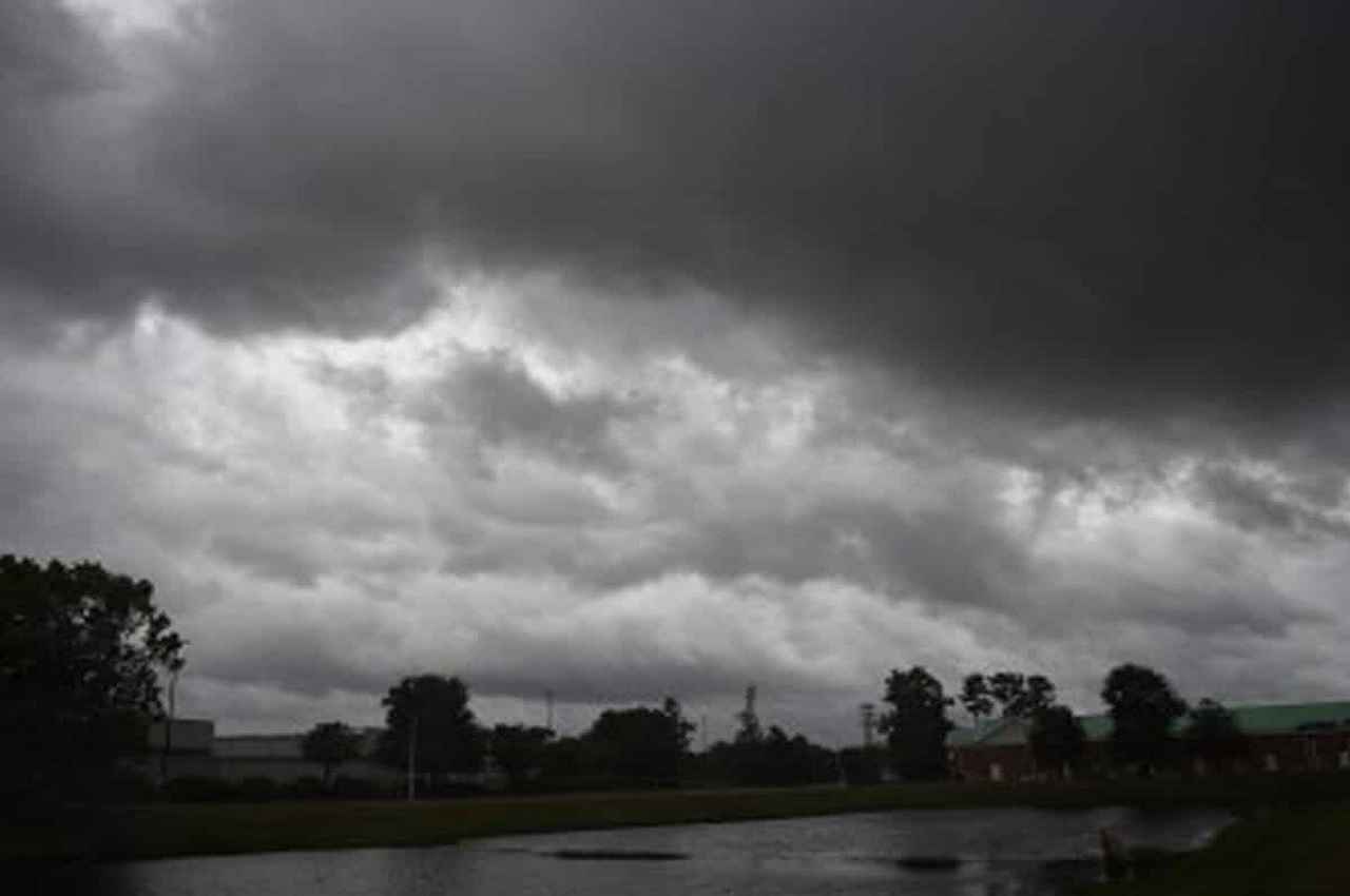 Weather Update: अगले चार घंटों में महाराष्ट्र के इन 15 जिलों में बारिश व आंधी का अलर्ट 