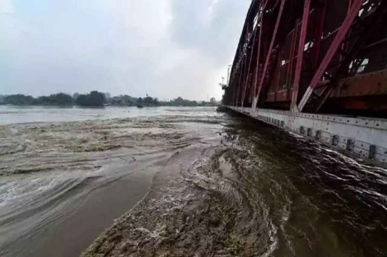 Yamuna River: दिल्ली में खतरे के निशान पर यमुना, निचले इलाके के लोगों को सुरक्षित स्थानों पर जाने की सलाह