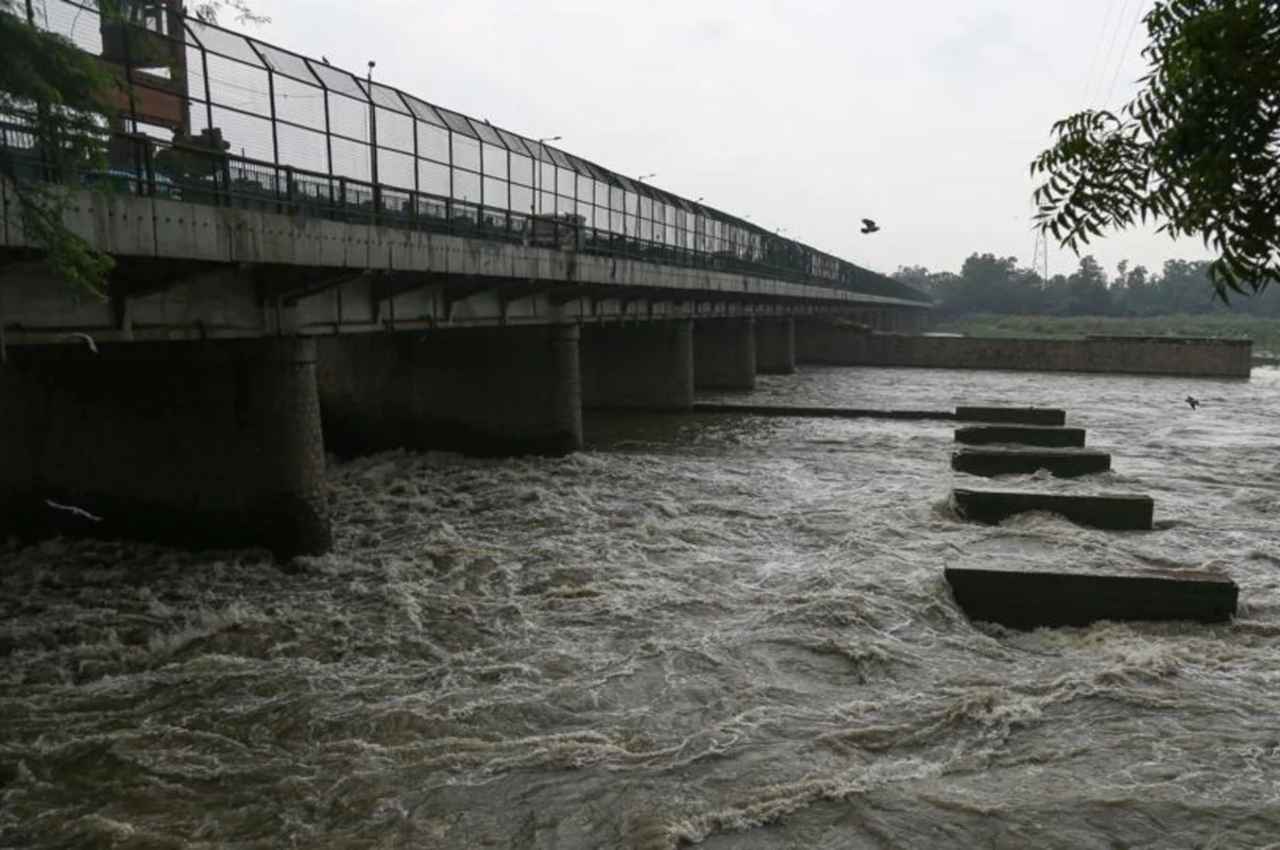 दिल्ली: यमुना ने एक बार फिर पार किया चेतावनी का निशान, सरकार ने जारी किए ये निर्देश