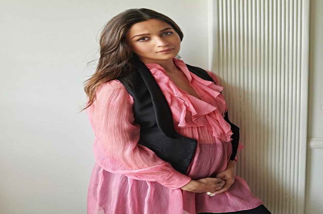 Brahmastra Promotion: Alia Bhatt ने पहली बार बेबी बंप फ्लॉन्ट कर दिया पोज, करीना कपूर ने यूं किया रिएक्ट