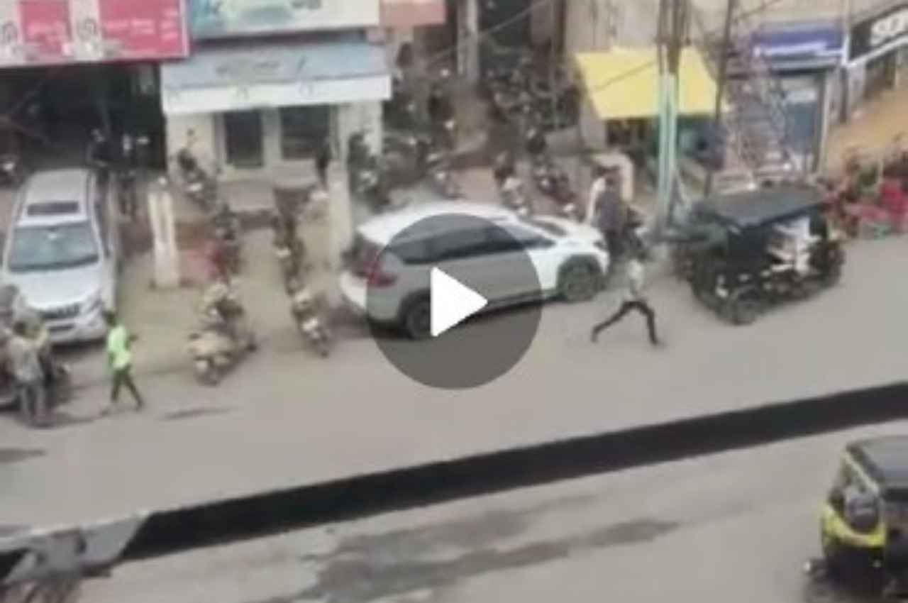 भरूच: कैमरे में कैद हुई बैंक डकैती, लुटेरों ने भागते हुए पुलिस पर की फायरिंग