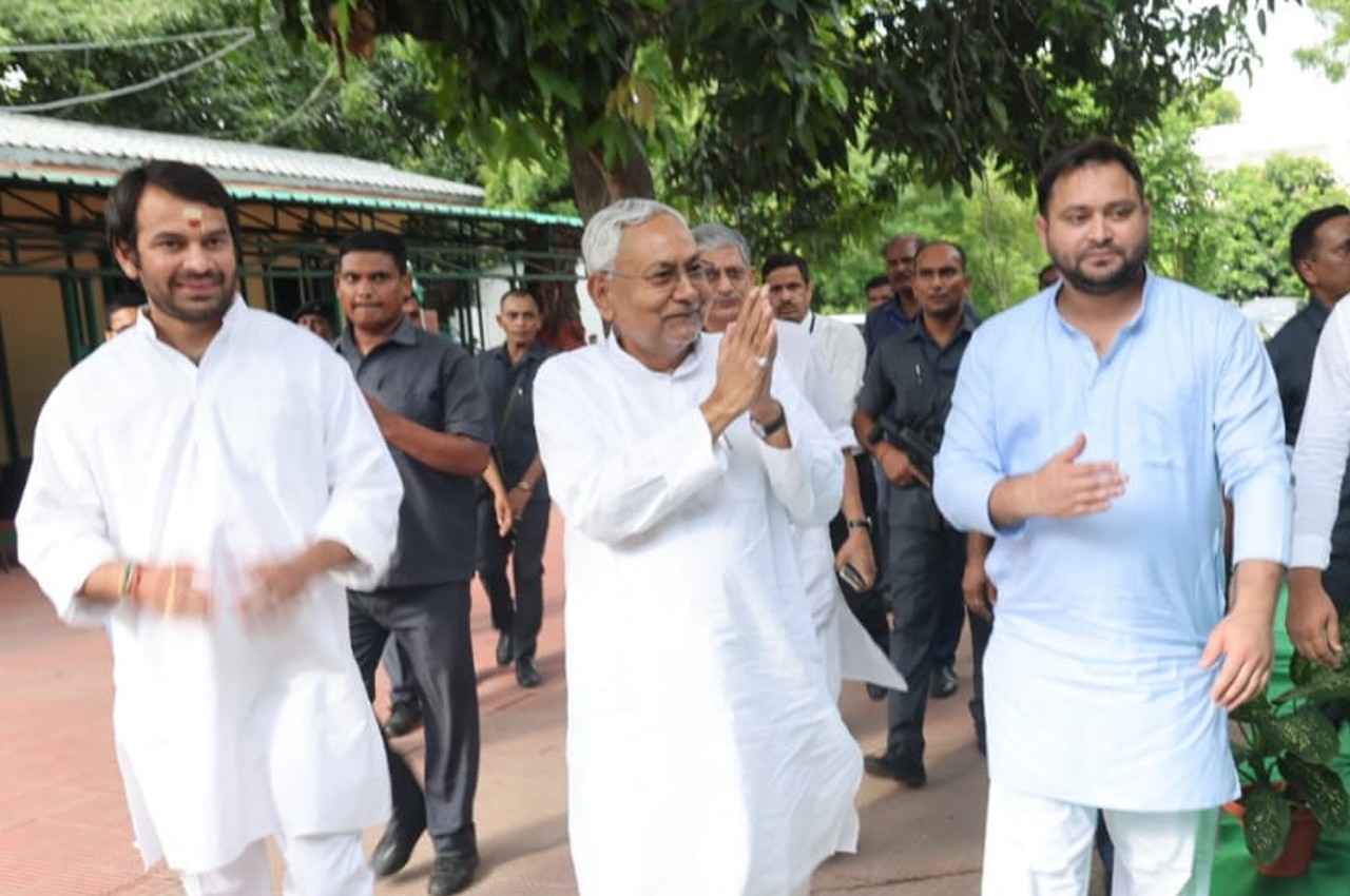 Bihar Politics: नीतीश कुमार और तेजस्वी यादव आज 2 बजे लेंगे शपथ, मंत्रिमंडल गठन का फार्मूला तय