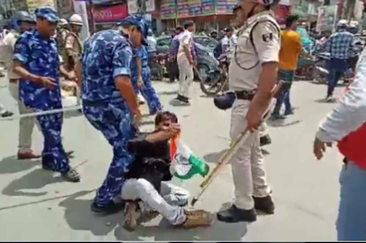 Bihar: पटना में नौकरी मांगने पर मिली लाठियां, शिक्षक भर्ती बहाली की मांग कर रहे थे छात्र