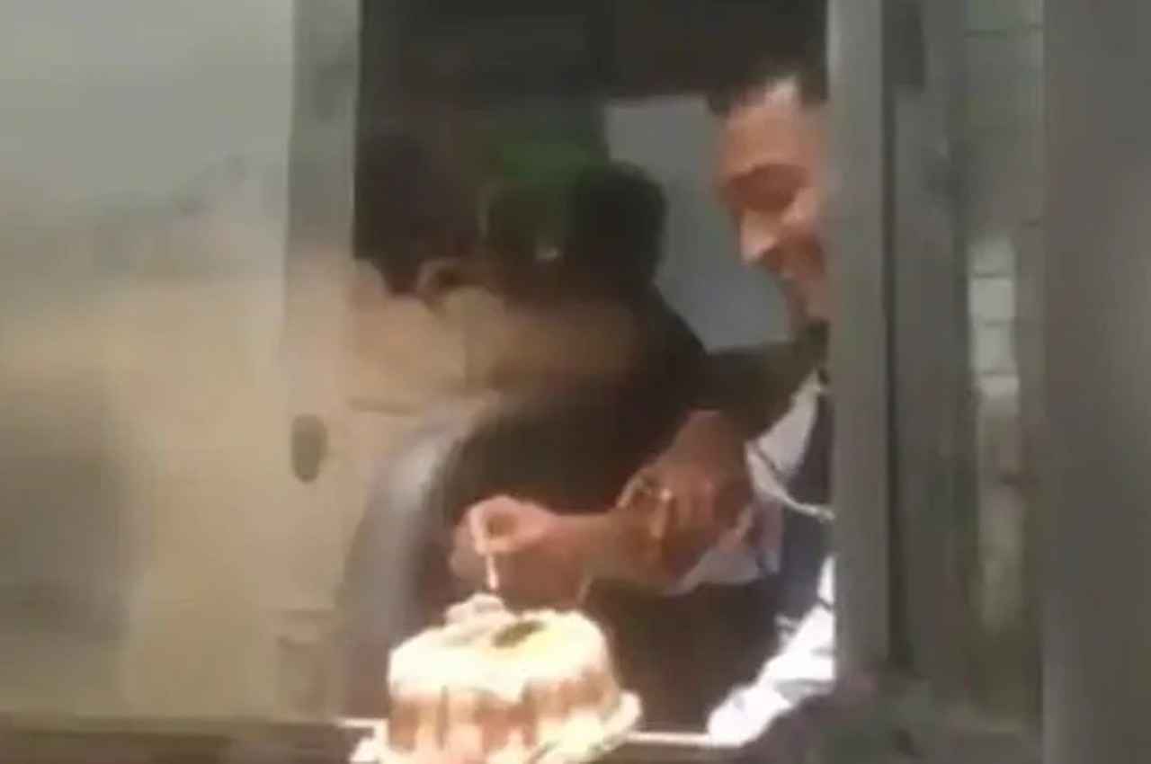 Viral Video: पुलिस वैन में बैठे हत्या के आरोपी ने काटा केक, वीडियो हुआ वायरल