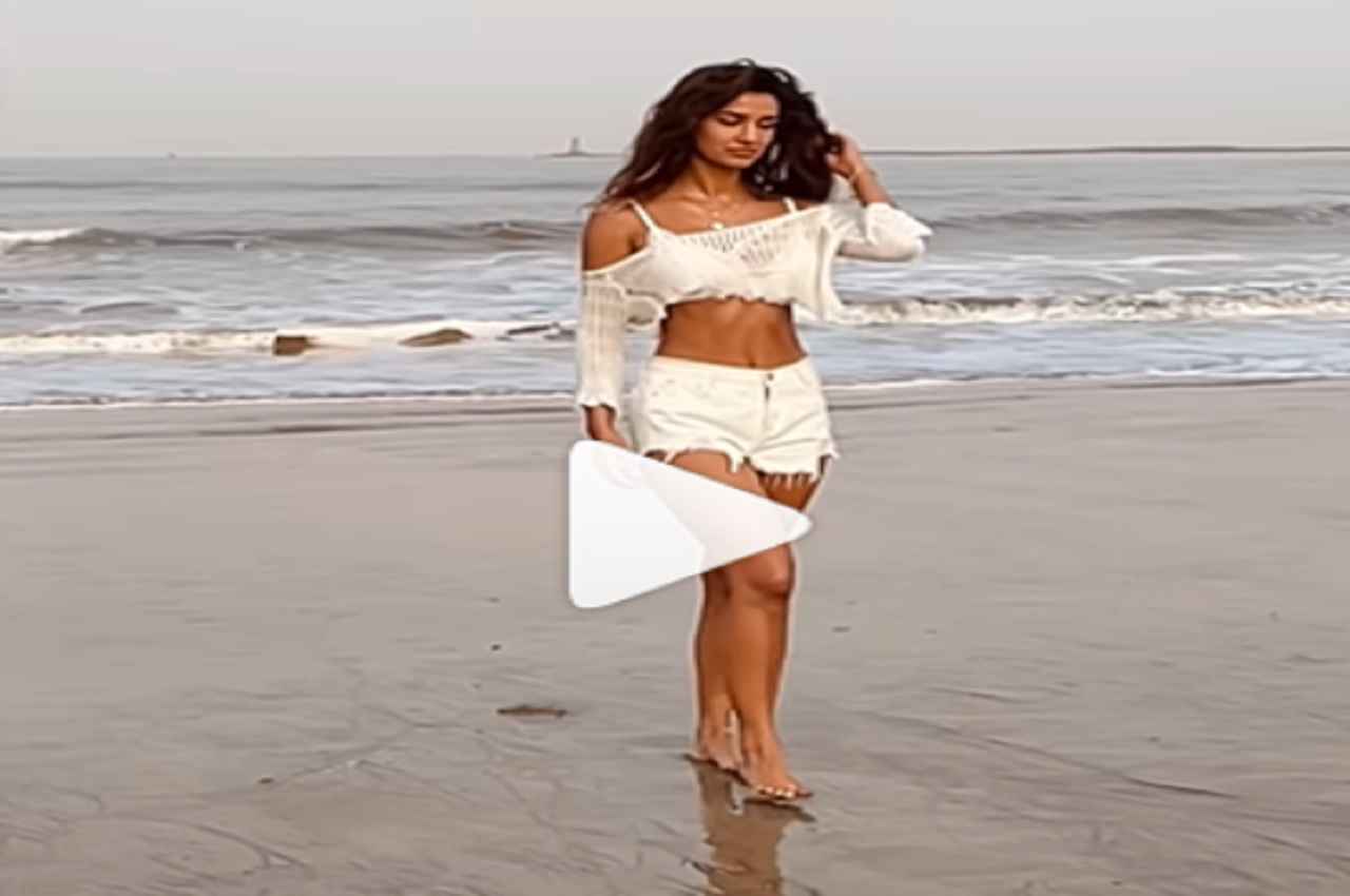 Disha Patani ने व्हाइट बिकिनी में किया स्लो वॉक, हॉटनेस ने बढ़ाया सोशल मीडिया का पारा