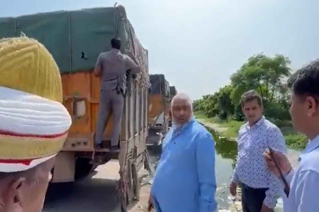दिल्ली जा रहे मंत्री जी ने सैफई में देखी ओवरलोडिंग तो अधिकारी को कर गए निलंबित, देखें Video