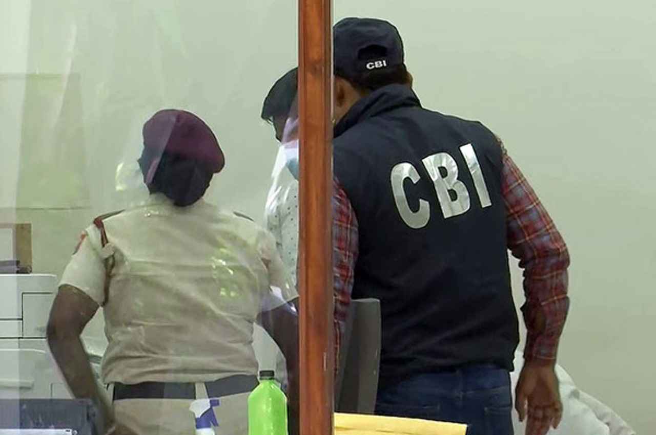 Excise Policy scam: CBI ने आबकारी नीति मामले में आठ आरोपियों के खिलाफ लुक आउट सर्कुलर जारी किया