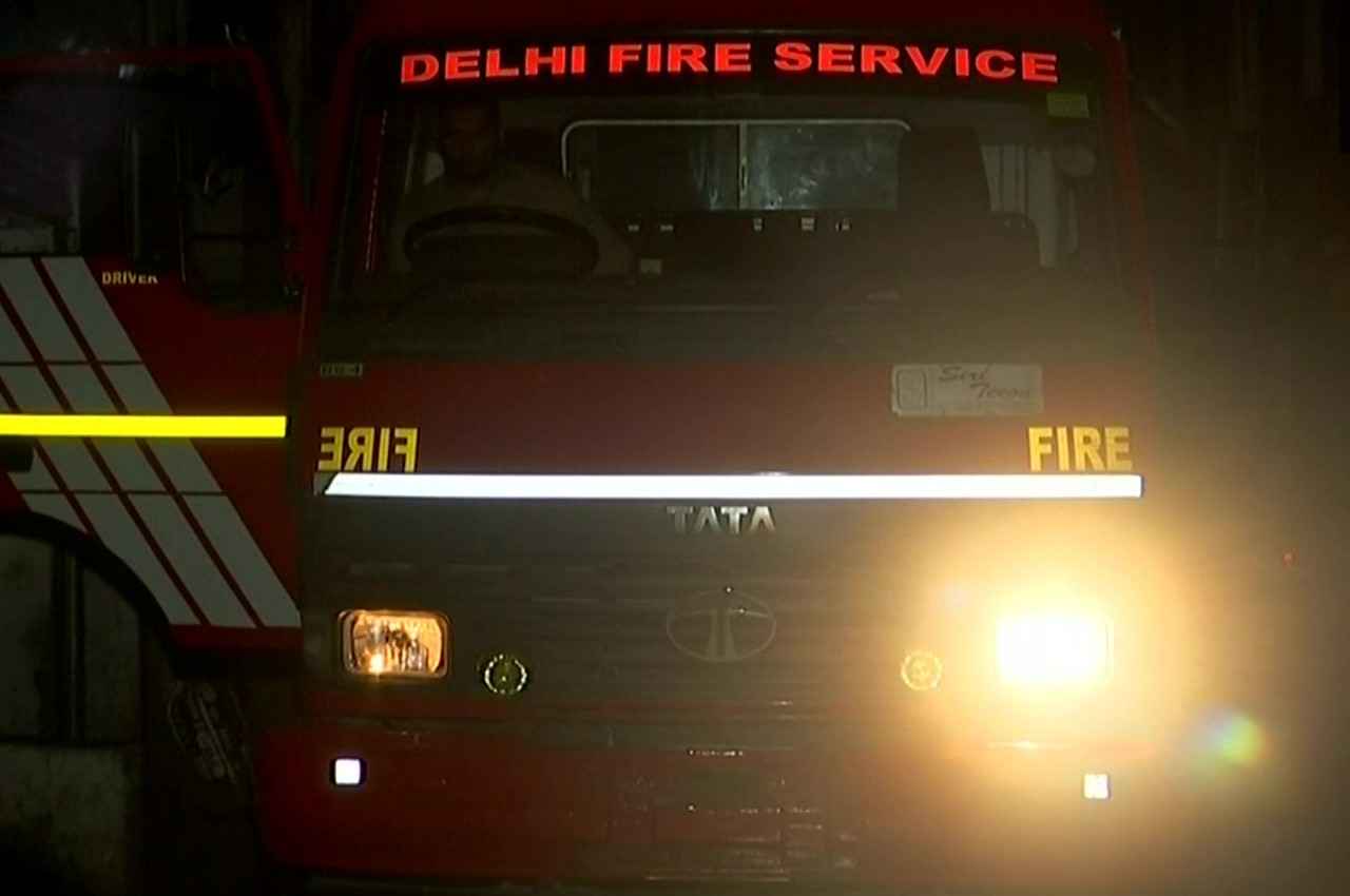 दिल्ली: इंद्रलोक इलाके में खिलौना फैक्ट्री में लगी आग, दमकल की 14 गाड़ियों ने पाया काबू
