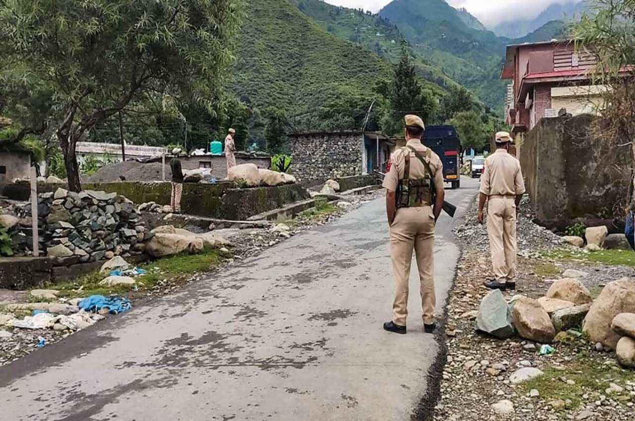 जम्मू-कश्मीर: राजौरी में आतंकियों के हमले में सेना के 3 जवान शहीद, 2 घायल