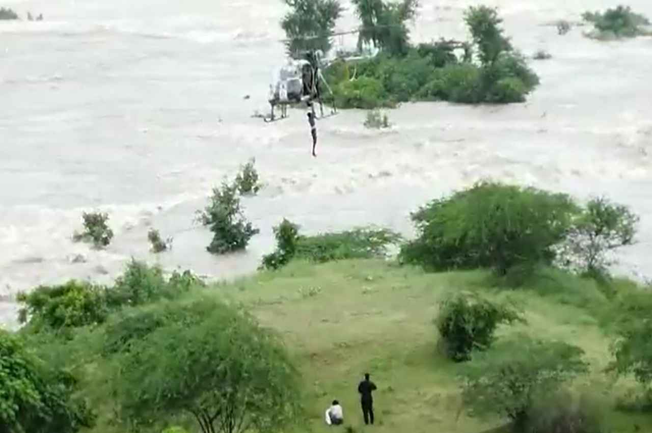 Jhansi: नदी में अचानक पानी आने से टापू पर फंसे किसान, चार दिन बाद सेना ने किया 'एयरलिफ्ट', देखें Video