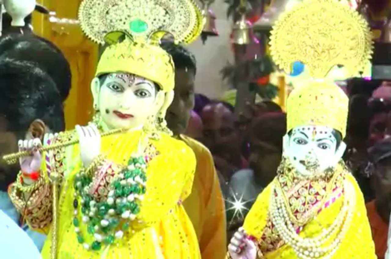 ग्वालियर में राधा-कृष्ण ने पहने 100 करोड़ के गहने, भक्तों में भारी उल्लास