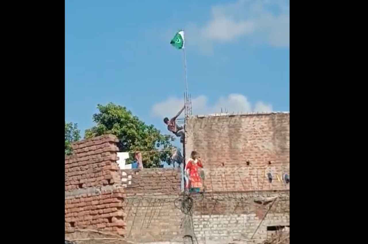 Kushinagar: घर पर लगाया पाकिस्तान का झंडा, पुलिस ने मुकदमा दर्ज कर जेल भेजा