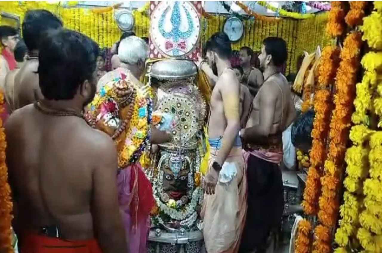 MP: महाकालेश्वर मंदिर में मना रक्षाबंधन पर्व, सवा लाख लड्डुओं का लगा भोग, चढ़ाई राखी