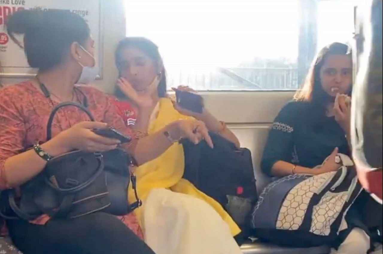 Viral Video: एक महिला की अजब कहानी ने मेट्रो में खड़ा कर दिया बवाल, दो महिलाएं भिड़ीं!