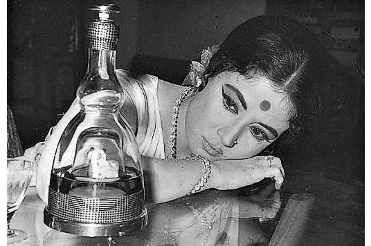 Meena Kumari Birth Anniversary: सिने पर्दे की वो सितारा, जो चांद की तरह ताउम्र अकेलेपन से जूझती रहीं