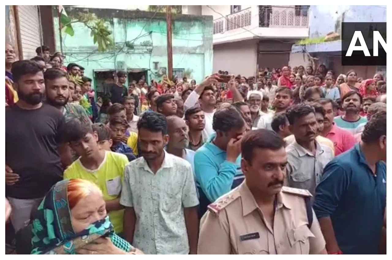 Madhya Pradesh: दर्दनाक- लोन नहीं भर पाया तो पत्नी व दो बच्चों समेत की सुसाइड, घर में मृत मिले एक परिवार के चार लोग