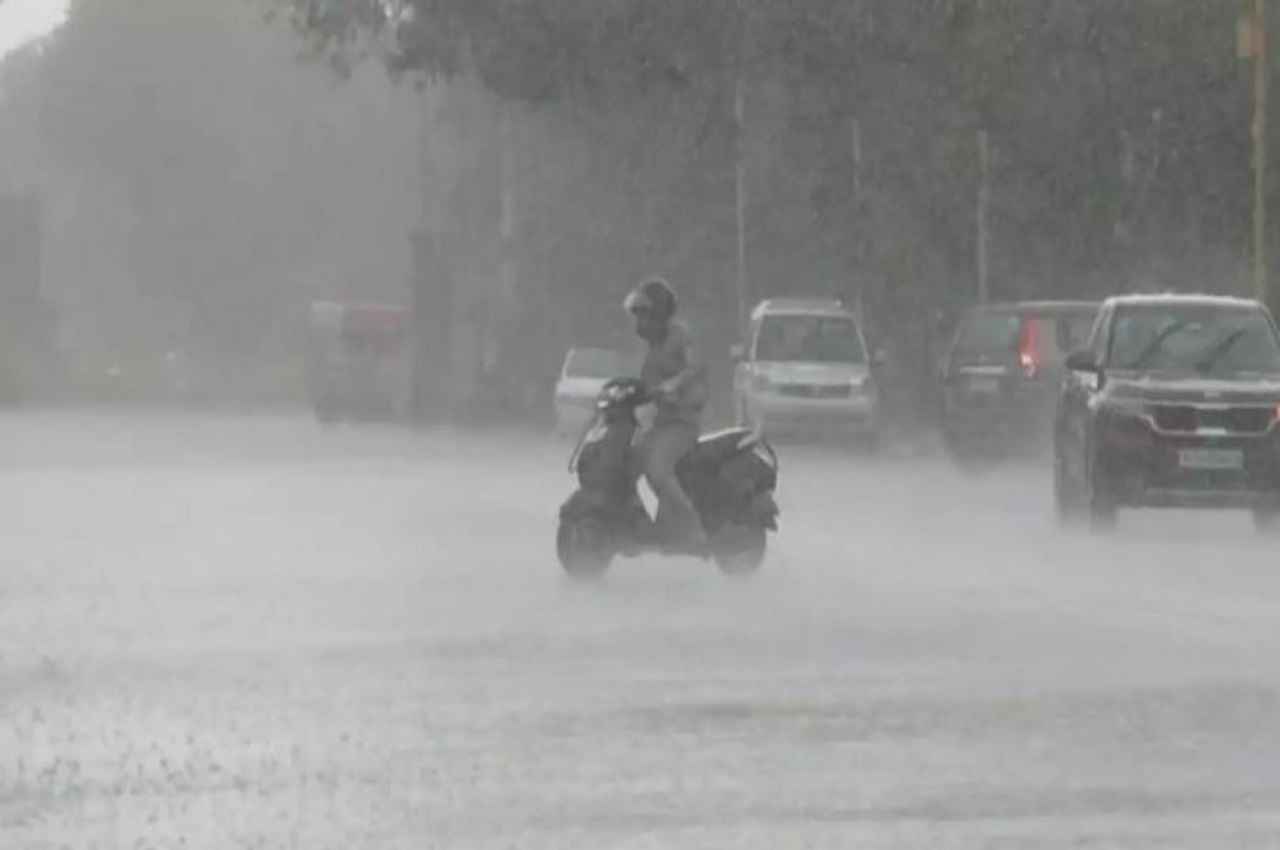 MP Weather Alert: प्रदेश में मानसून फिर हुआ एक्टिव, सड़कें लबालब, इन जिलों में येलो अलर्ट जारी